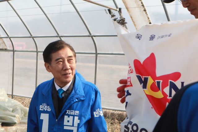 더불어민주당 박윤국 포천시장 후보가 포천 농촌 소득 증대를 위한 영농형 태양광·햇빛연금 공약을 발표했다. 박윤국 선거사무소 제공