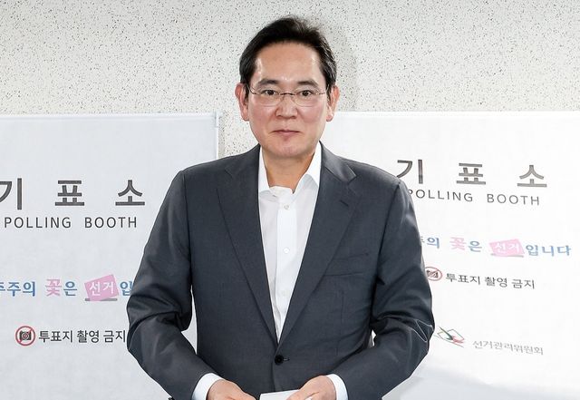 이재용 삼성전자 회장이 29일 서울 용산구 한남동 주민센터에 마련된 제9회 전국동시지방선거 사전투표소에서 투표하고 있다. 연합뉴스