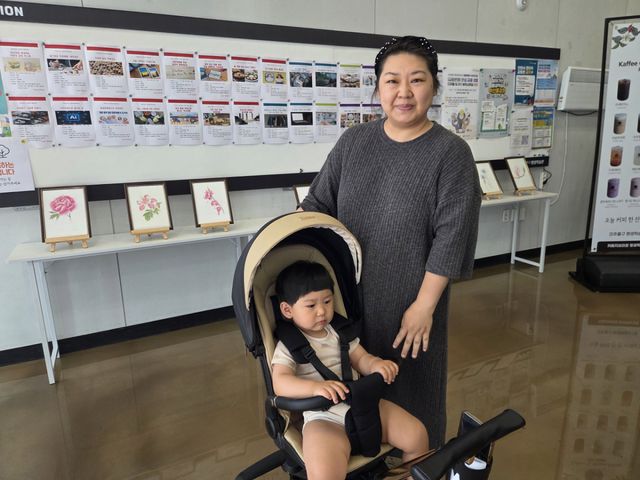 29일 오전 인천 미추홀구 평생학습관 사전투표소를 찾은 이수민씨(43)가 투표를 마치고 기념 촬영을 하고 있다. 정성식 기자