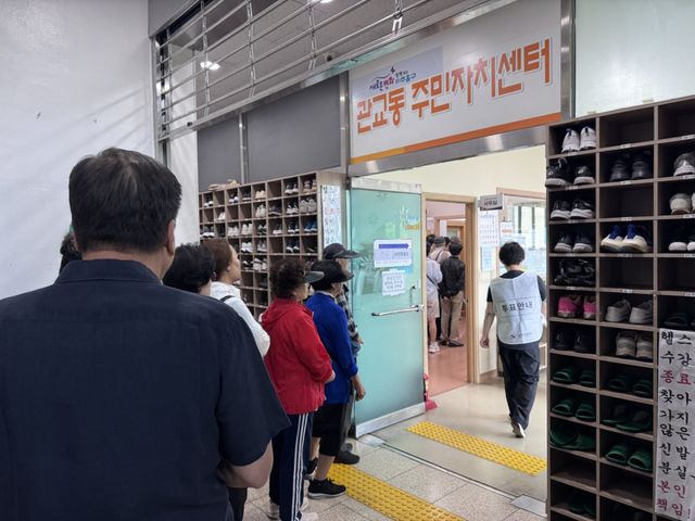 29일 오전 인천 미추홀구 관교동 행정복지센터 2층 주민자치센터에 마련한 사전투표소. 투표안내 요원의 안내를 받으며 주민들이 줄지어 투표 차례를 기다리고 있다. 박기웅 기자