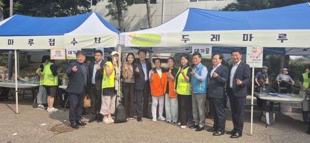 이보라 남동구의회 비례대표 후보(오른쪽 4번째)가 만수동 두레마을축제에서 봉사 후 기념 촬영을 하고 있다. 이 후보 제공