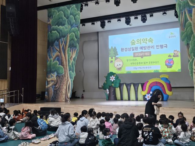 가평군 환경성질환예방관리센터 ‘숲의 약속’이 최근 가평 음악역1939에서 ‘환경성질환 예방관리 인형극’의 첫 공연을 성공적으로 마쳤다고 3일 밝혔다. 가평군 제공