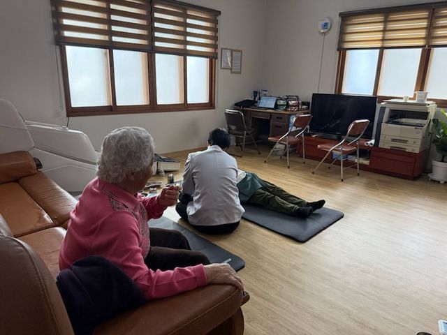 경로당을 방문한 양주시보건소 이동보건소 한의과 의사가 어르신들을 진료하고 있다. 양주시 보건소 제공