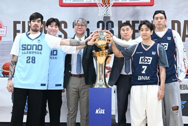 1일 열린 2025-2026 LG전자 프로농구 챔피언결정전 미디어데이에서 고양 소노 선수단(왼쪽)과 부산 KCC 선수단이 기념촬영을 하고 있다. KBL 제공