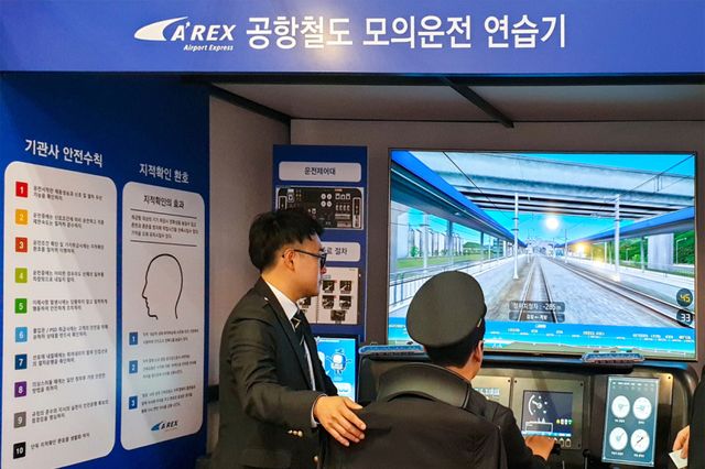 공항철도가 가정의 달을 맞아 서울 중구 한국관광공사 하이커그라운드에서 마련한 ‘패밀리 페스티벌’에서 한 어린이가 열차운전체험을 하고 있다. 공항철도 제공