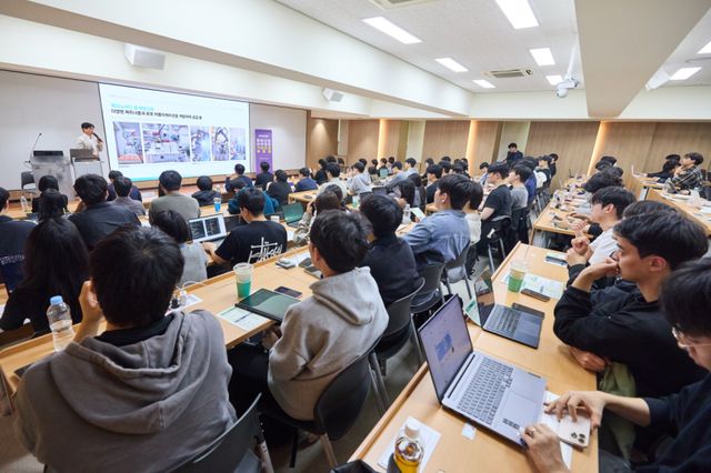 인하대 ‘2026학년도 첨단산업 아카데미 학생 모집 기업 설명회’ 참석자들이 강의를 듣고 있다. 인하대 제공