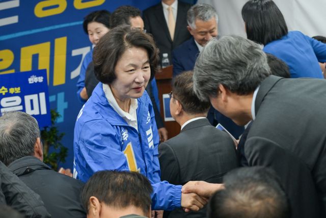 3일 오후 더불어민주당 박은미 양평군수 후보 선거사무소 개소식을 찾은 추미애 경기도지사 후보가 참석자들과 인사하고 있다. 윤원규기자