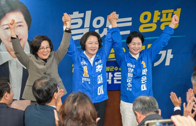 3일 오후 더불어민주당 박은미 양평군수 후보 선거사무소 개소식을 찾은 추미애 경기도지사 후보가 박 후보, 김보라 안성시장 후보와 기념촬영을 하고 있다. 윤원규기자