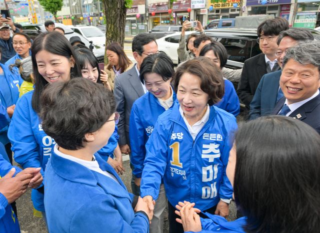3일 오후 더불어민주당 박은미 양평군수 후보 선거사무소 개소식을 찾은 추미애 경기도지사 후보가 참석자들과 인사하고 있다. 윤원규기자