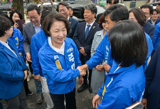 3일 오후 더불어민주당 박은미 양평군수 후보 선거사무소 개소식을 찾은 추미애 경기도지사 후보가 참석자들과 인사하고 있다. 윤원규기자