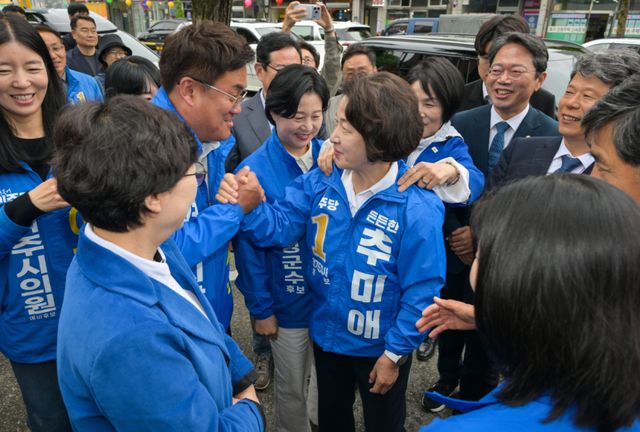 3일 오후 더불어민주당 박은미 양평군수 후보 선거사무소 개소식을 찾은 추미애 경기도지사 후보가 참석자들과 인사하고 있다. 윤원규기자
