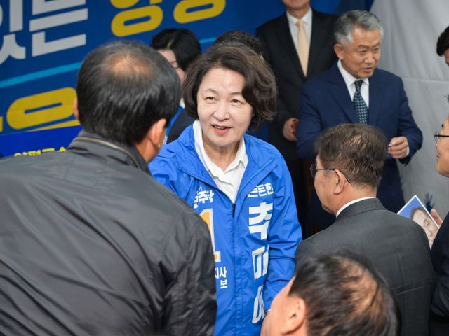 3일 오후 더불어민주당 박은미 양평군수 후보 선거사무소 개소식을 찾은 추미애 경기도지사 후보가 참석자와 인사하고 있다. 윤원규기자