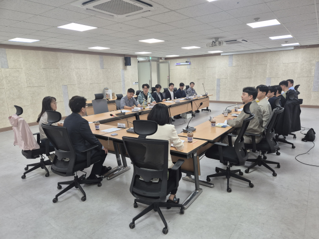 인천시가 최근 10개 군·구 옥외광고물 담당 실무자들과 간담회를 열고 선거광고물 관리 강화 방안을 논의하고 있다. 인천시 제공