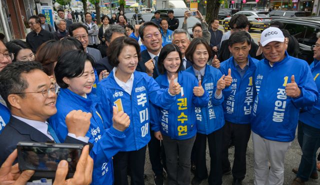3일 오후 더불어민주당 박은미 양평군수 후보 선거사무소 개소식을 찾은 추미애 경기도지사 후보가 참석자들과 기념촬영을 하고 있다. 윤원규기자