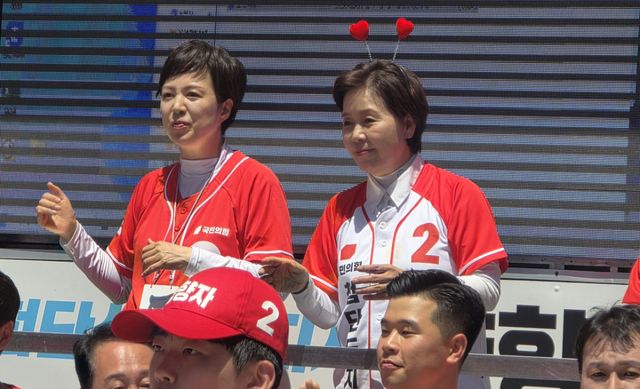 30일 양향자 국민의힘 경기도지사 후보가 성남 서현역에서 김은혜 국회의원과 함께 유세를 하고 있는 모습이다. 이진기자