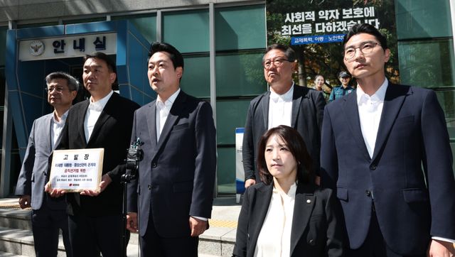국민의힘 장동혁 상임선거대책위원장과 박준태, 김장겸, 최보윤 의원 등이 30일 서울 종로구 서울경찰청 민원실에 이재명 대통령에 대해 '공직선거법상 투표의 비밀침해죄' 혐의로 고발장 제출에 앞서 발언하고 있다. 연합뉴스