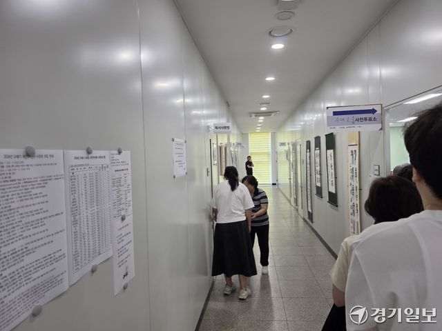 29일 오전 성남시 분당구 수내2동 행정복지센터 사전투표소 앞에서 한 참관인(오른쪽)이 맞은편 참관인 휴게실로 이동하려다 투표사무원으로부터 출입 제지를 받고 있다. 오종민기자
