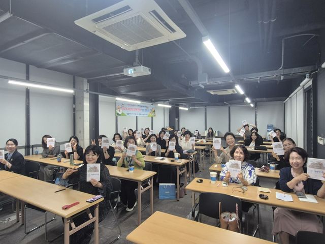 사립유치원 원장 역량 강화 연수에 참여한 원장들이 식습관 지도 관련 도서를 함께 들고 연수를 시작하고 있다. 김포교육지원청 제공