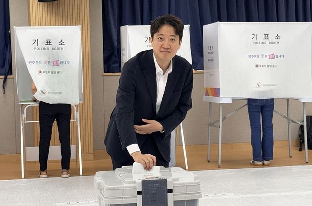 투표하는 이준석 대표. 연합뉴스