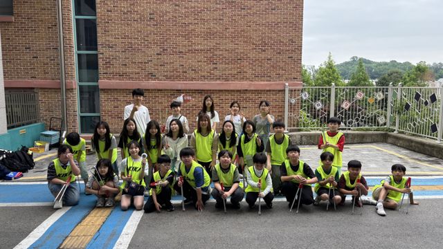 감정초등학교 학생들이 ‘감정 플로깅’ 행사에 앞서 기념사진을 촬영하고 있다. 김포교육지원청 제공
