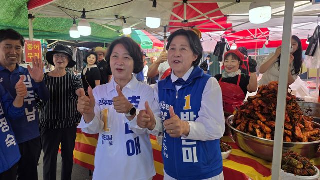 추미애 더불어민주당 경기도지사 후보와 박은미 양평군수 후보가 30일 양평 용문천년시장에서 상인들과 기념촬영을 하고 있다. 오민주 기자