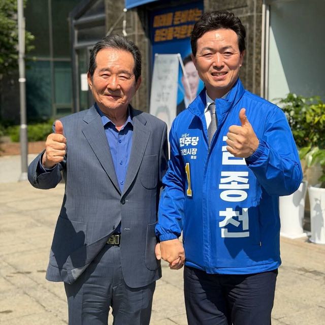 더불어민주당 김종천 과천시장 후보가 사전투표 시작과 함께 시민들에게 지지를 호소했다. 김종천 후보 사무소 제공