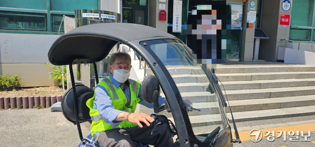 30일 오후 평택시 비전2동행정복지센터 사전투표소에서 사전투표를 마친 이성환씨(91)가 전기 오토바이에 올라 이동하고 있다. 윤동현기자