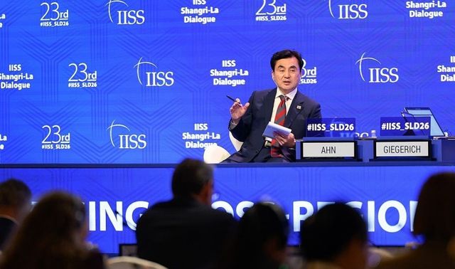 안규백 국방부 장관이 30일(현지시간) 싱가포르에서 열린 제23차 아시아안보회의(샹그릴라 대화)에서 연설을 한 뒤 청중의 질문에 답하고 있다. 연합뉴스