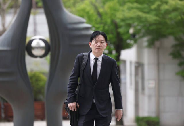 11일 대검찰청의 감찰위원회 개최와 관련, 쌍방울 대북송금 수사 과정에서 '연어 술파티' 진술 회유 의혹이 제기된 박상용 인천지검 부부장 검사가 대기를 위해 서초동 대검찰청 민원실로 들어가는 모습. 연합뉴스