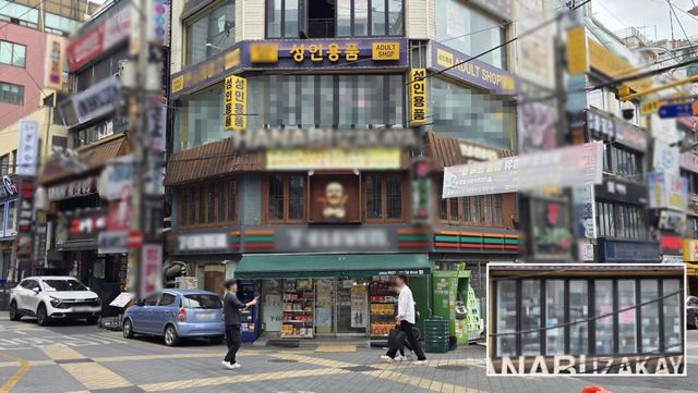 31일 오후 인천 부평구 한 번화가. 건물 3층에 입점한 성인용품 매장 유리창 너머로 내부 진열대에 놓인 성인용품들이 외부에 비치고 있다. 장민재 기자