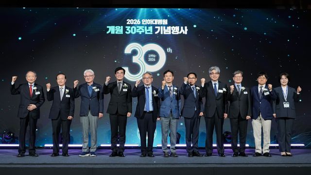 (왼쪽부터)이두익 5대 의료원장, 박승림 6대 의료원장, 김영모 7대 의료원장, 조명우 인하대학교 총장, 이택 8대 의료원장(현 병원장) 등 인하대병원 관계자들이 개원 30주년 기념행사를 한 뒤 기념촬영을 하고 있다. 인하대병원 제공