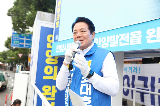 더불어민주당 최대호 안양시장 후보가 지지층 결집과 부동층 흡수를 위한 막바지 총력 유세에 나섰다. 최대호 후보 선거캠프 제공