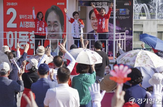 국민의힘 양향자 경기도지사 후보가 31일 오후 고양특례시 일산호수공원 노래하는분수광장에서 김문수 전 노동부장관, 이동환 고양특례시장 후보와 함께 시민들에게 지지를 호소하고 있다. 양 후보는 일산호수공원을 시작으로 남은 기간동안 31개 시·군을 돌아다니며 유세 운동을 진행할 예정이다. 홍기웅기자