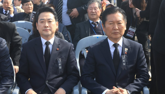 사진은 지난 4월3일 제주시 봉개동 제주4·3평화공원에서 열린 제78주년 제주4·3희생자추념식에서 더불어민주당 정청래 대표와 국민의힘 장동혁 대표가 자리에 앉아 있는 모습. 연합뉴스