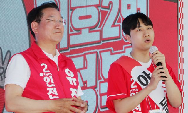 최근 인천 남동구 롯데백화점 사거리 유세에서 유정복 인천시장 후보와 아들 재호씨가 시민들에게 지지를 호소하고 있다. 유 후보 캠프 제공