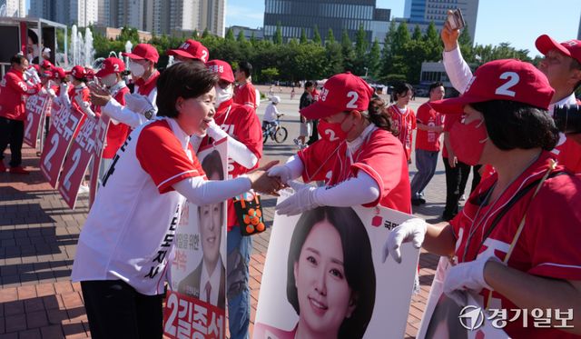 국민의힘 양향자 경기도지사 후보가 31일 오후 고양특례시 일산호수공원 노래하는분수광장에서 김문수 전 노동부장관, 이동환 고양특례시장 후보와 함께 시민들에게 지지를 호소하고 있다. 양 후보는 일산호수공원을 시작으로 남은 기간동안 31개 시·군을 돌아다니며 유세 운동을 진행할 예정이다. 홍기웅기자