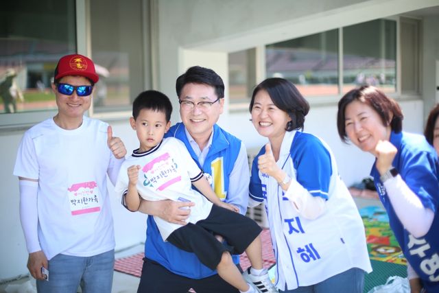 더불어민주당 김원기 의정부시장 후보가 박지혜 국회의원과 함께 시민들과 기념촬영을 하고 있다. 김원기 후보 선거사무소 제공