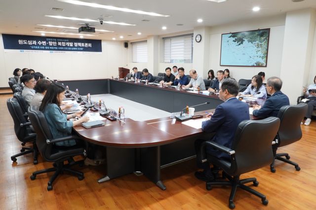 29일 서구 심곡동 인천연구원 대회의실에서 열린 ‘원도심과 수변·항만 복합개발 정책토론회’에서 참여자들이 의견을 나누고 있다. 연구원 제공