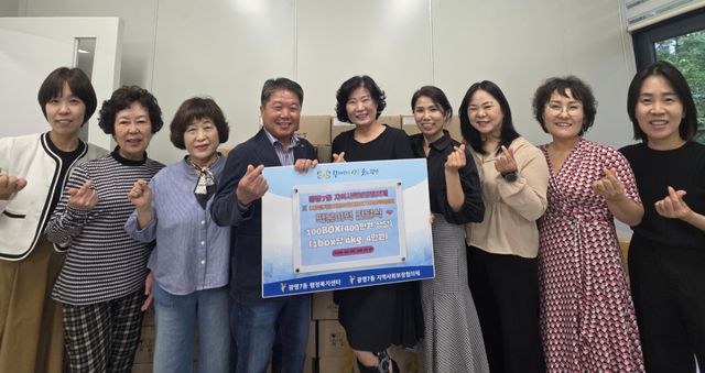 ㈔경기도어린이집연합회 가정분과위원회가 최근 광명7동 지역사회보장협의체에 400만원 상당의 떡볶이 떡 100박스를 전달했다. 광명시 제공