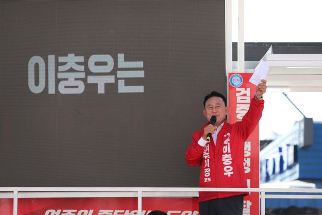 국민의힘 이충우 여주시장 후보가 지난 30일 오일장이 열린 여주한글시장앞에서 유권자들을 향해 지지를 호소하고 있다. 이충우 후보 선거사무소 제공