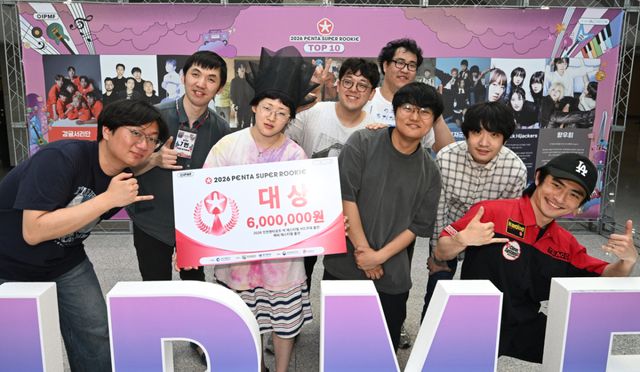 ‘2026 인천 펜타 슈퍼루키’ 결선 대상을 수상한 우륵과 풍각쟁이들이 지난 30일 인천 연수구 인천글로벌캠퍼스 대강당에서 기념촬영을 하고 있다. 조병석기자