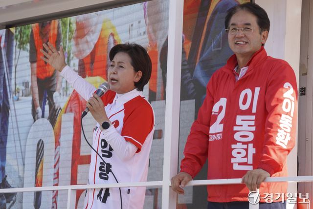 국민의힘 양향자 경기도지사 후보가 31일 오후 고양특례시 일산호수공원 노래하는분수광장에서 김문수 전 노동부장관, 이동환 고양특례시장 후보와 함께 시민들에게 지지를 호소하고 있다. 양 후보는 일산호수공원을 시작으로 남은 기간동안 31개 시·군을 돌아다니며 유세 운동을 진행할 예정이다. 홍기웅기자