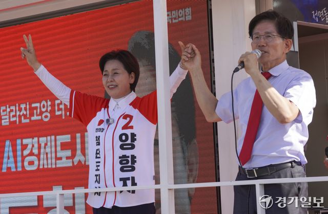 국민의힘 양향자 경기도지사 후보가 31일 오후 고양특례시 일산호수공원 노래하는분수광장에서 김문수 전 노동부장관, 이동환 고양특례시장 후보와 함께 시민들에게 지지를 호소하고 있다. 양 후보는 일산호수공원을 시작으로 남은 기간동안 31개 시·군을 돌아다니며 유세 운동을 진행할 예정이다. 홍기웅기자