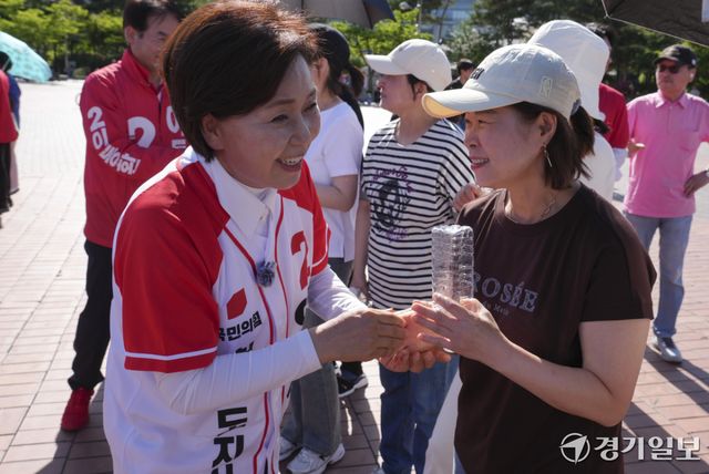 국민의힘 양향자 경기도지사 후보가 31일 오후 고양특례시 일산호수공원 노래하는분수광장에서 김문수 전 노동부장관, 이동환 고양특례시장 후보와 함께 시민들에게 지지를 호소하고 있다. 양 후보는 일산호수공원을 시작으로 남은 기간동안 31개 시·군을 돌아다니며 유세 운동을 진행할 예정이다. 홍기웅기자