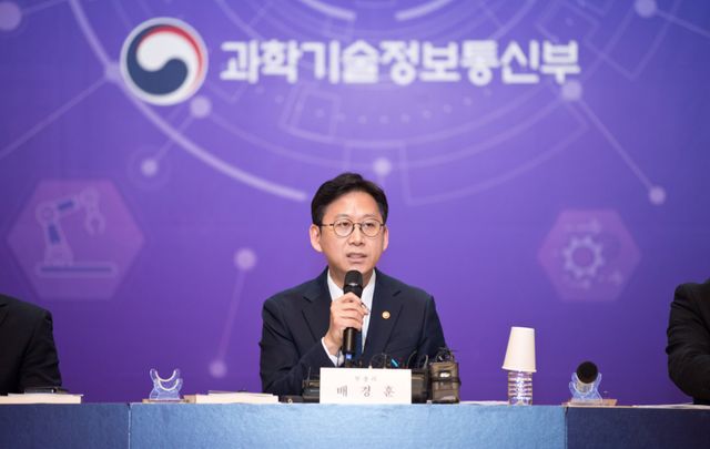 배경훈 부총리 겸 과학기술정보통신부 장관이 지난 29일 서울 중구 서울중앙우체국에서 열린 과학기술정보통신부 기자간담회에 참석해 발언하고 있다. 연합뉴스