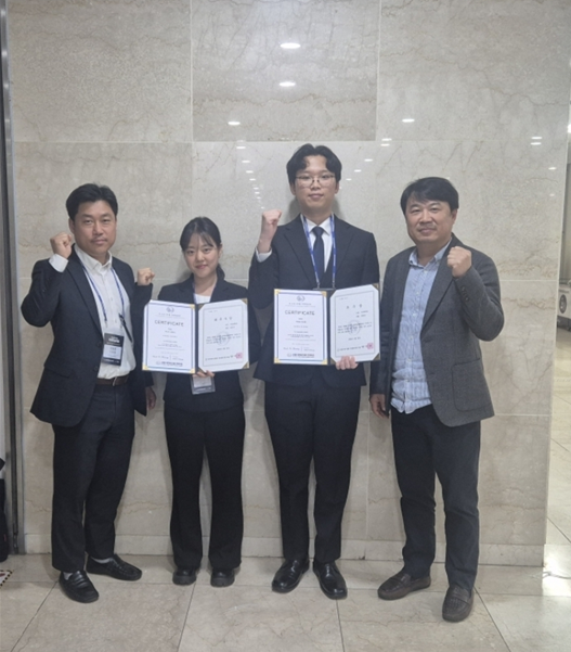 안산대 방사선학과 재학생들이 미추홀 국제학술대회서 최우수및 우수상을 수상한 뒤 기념촬영을 하고 있다. 안산대학교 제공
