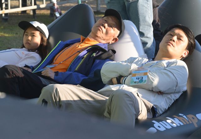 4일 오후 연천군 전곡리 선사유적지에서 열린 구석기축제 불멍대회에서 참가자들이 대형 스크린 속 장작불을 바라보며 휴식을 취하고 있다.조주현기자