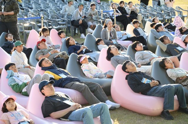 4일 오후 연천군 전곡리 선사유적지에서 열린 구석기축제 불멍대회에서 참가자들이 대형 스크린 속 장작불을 바라보며 휴식을 취하고 있다.조주현기자