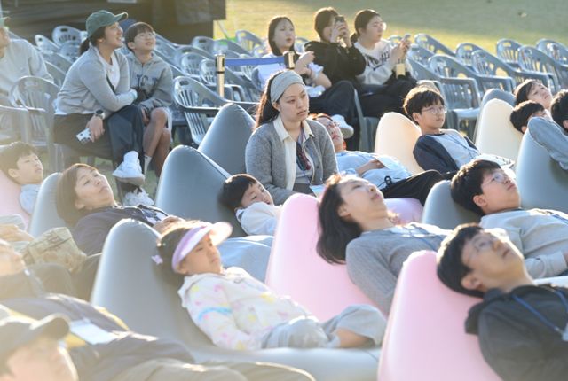 4일 오후 연천군 전곡리 선사유적지에서 열린 구석기축제 불멍대회에서 참가자들이 대형 스크린 속 장작불을 바라보며 휴식을 취하고 있다.조주현기자
