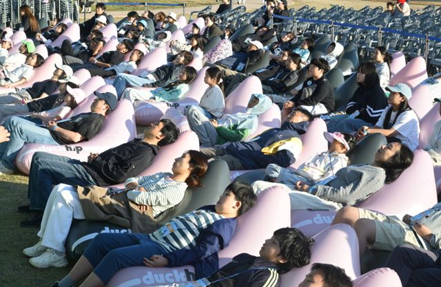 4일 오후 연천군 전곡리 선사유적지에서 열린 구석기축제 불멍대회에서 참가자들이 대형 스크린 속 장작불을 바라보며 휴식을 취하고 있다.조주현기자